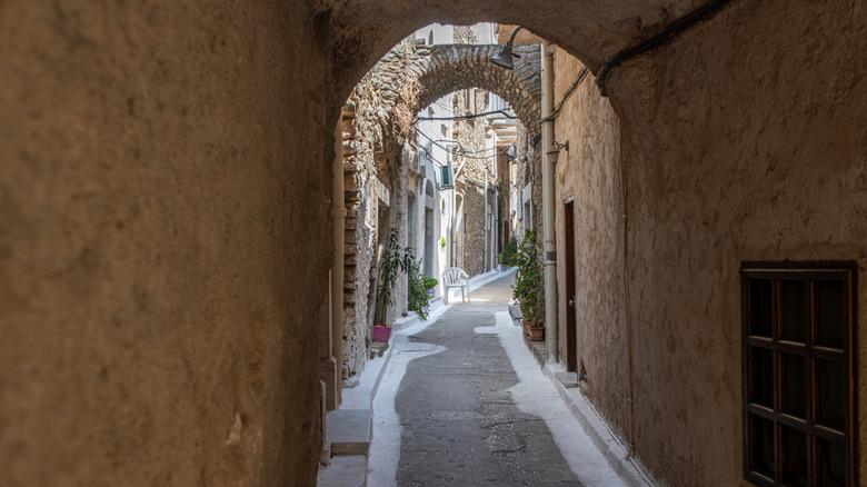 Une arche dans le village de Mesta sur l'île grecque de Chios