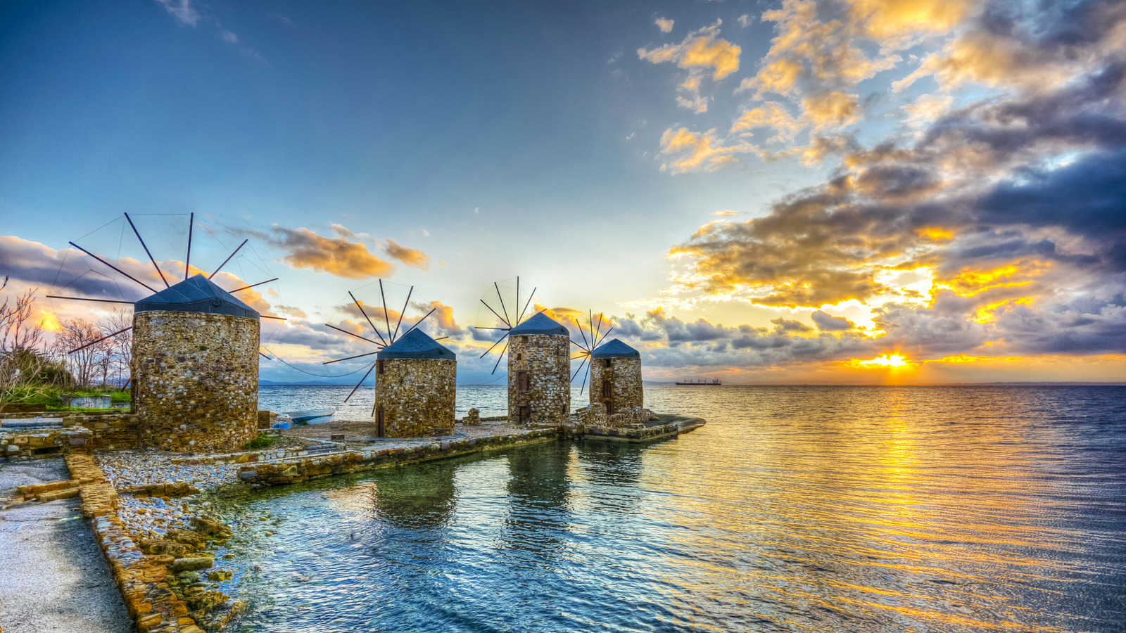 L'île négligente de la Grèce est un joyau peu fréquenté avec des plages de galets rustiques et des villages en pierre uniques