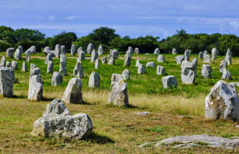 La version française de Stonehenge a des plages de sable blanc, de mystérieux monolithes anciens et un village côtier pittoresque