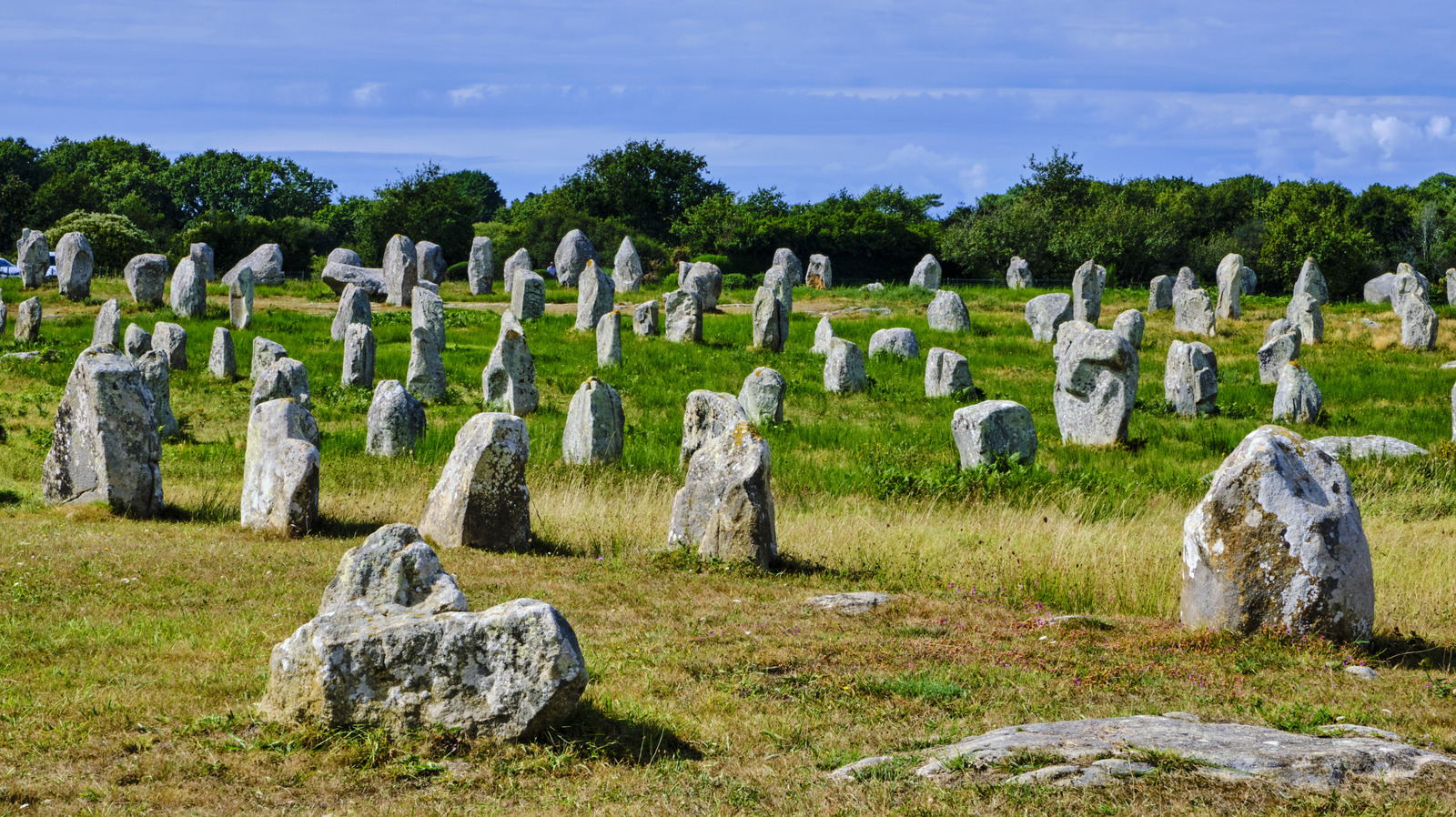 La version française de Stonehenge a des plages de sable blanc, de mystérieux monolithes anciens et un village côtier pittoresque