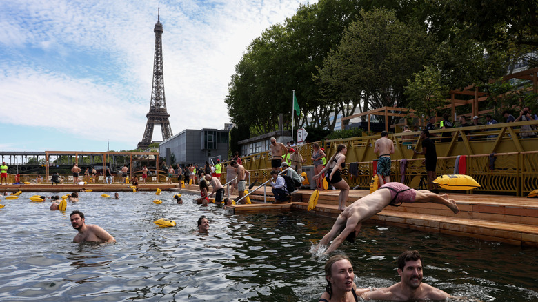 Les gens nagent dans la Seine avec la tour Eiffel en arrière-plan
