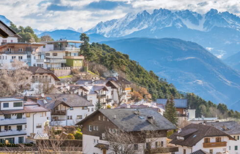 Crame des collines roulantes d'Italie Un ancien village de charme pavé, fleurs sauvages et ciel ouvert