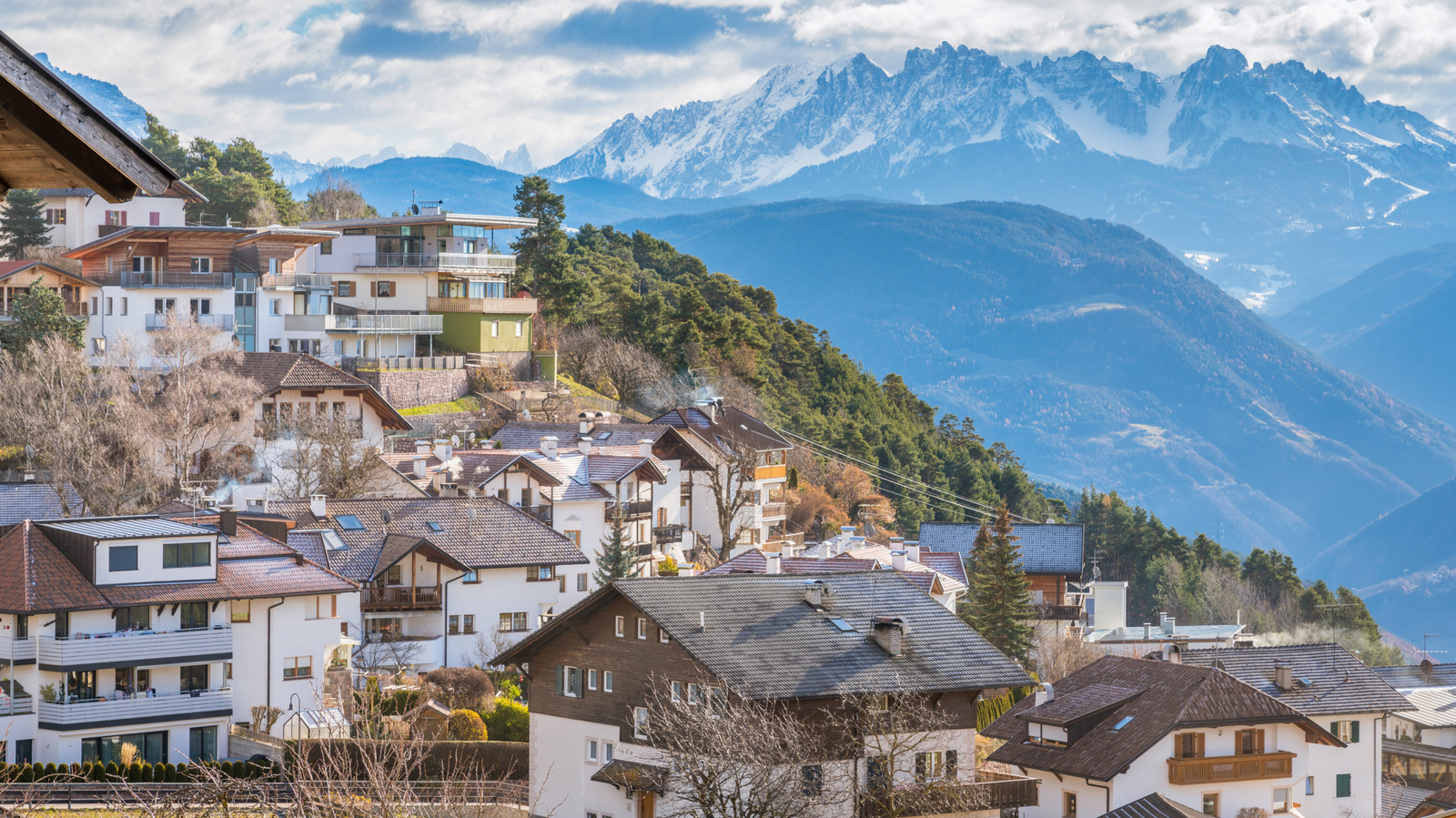 Crame des collines roulantes d'Italie Un ancien village de charme pavé, fleurs sauvages et ciel ouvert
