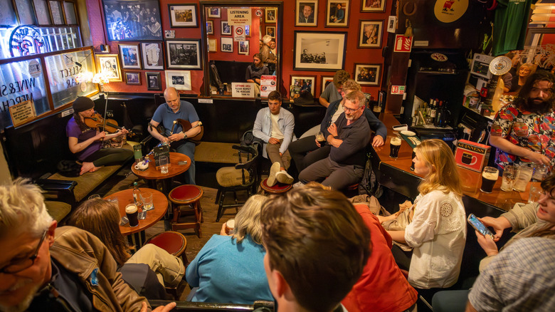 Public écoutant un groupe jouant dans un pub irlandais.