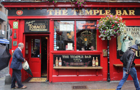 Les règles essentielles de l'étiquette de pub que vous devez savoir avant de boire en Irlande