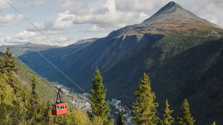 Le tramway aérien à Rjukan, en Norvège dans une toile de fond alpine