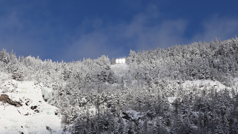 Miroirs du soleil sur la montagne enneigée à Rjukan, en Norvège