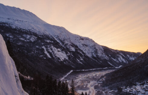 Le village alpin de la Norvège sous-estimé est une escapade de montagne récréative qui passe des mois sans soleil