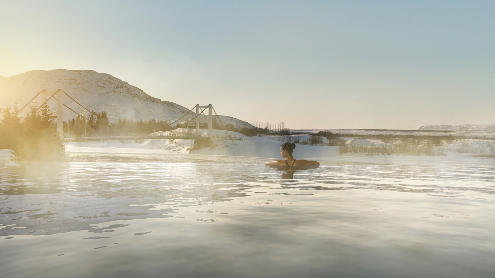 Ce lagon islandais rêveur est livré avec sa propre cascade pittoresque, un bar de natation et des vues éthérées