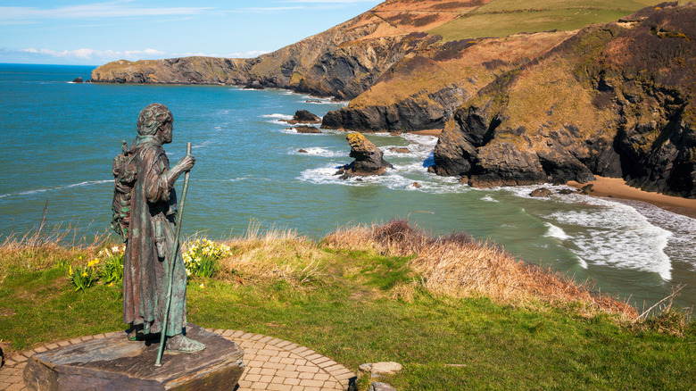 Statue de Carannog surplombant la plage à Llangrannog