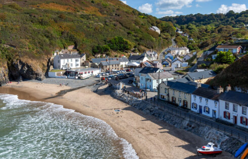 Le village caché sereine du Pays de Galles niché sur la côte escarpée a des cascades, des falaises en bord de mer et une plage secrète
