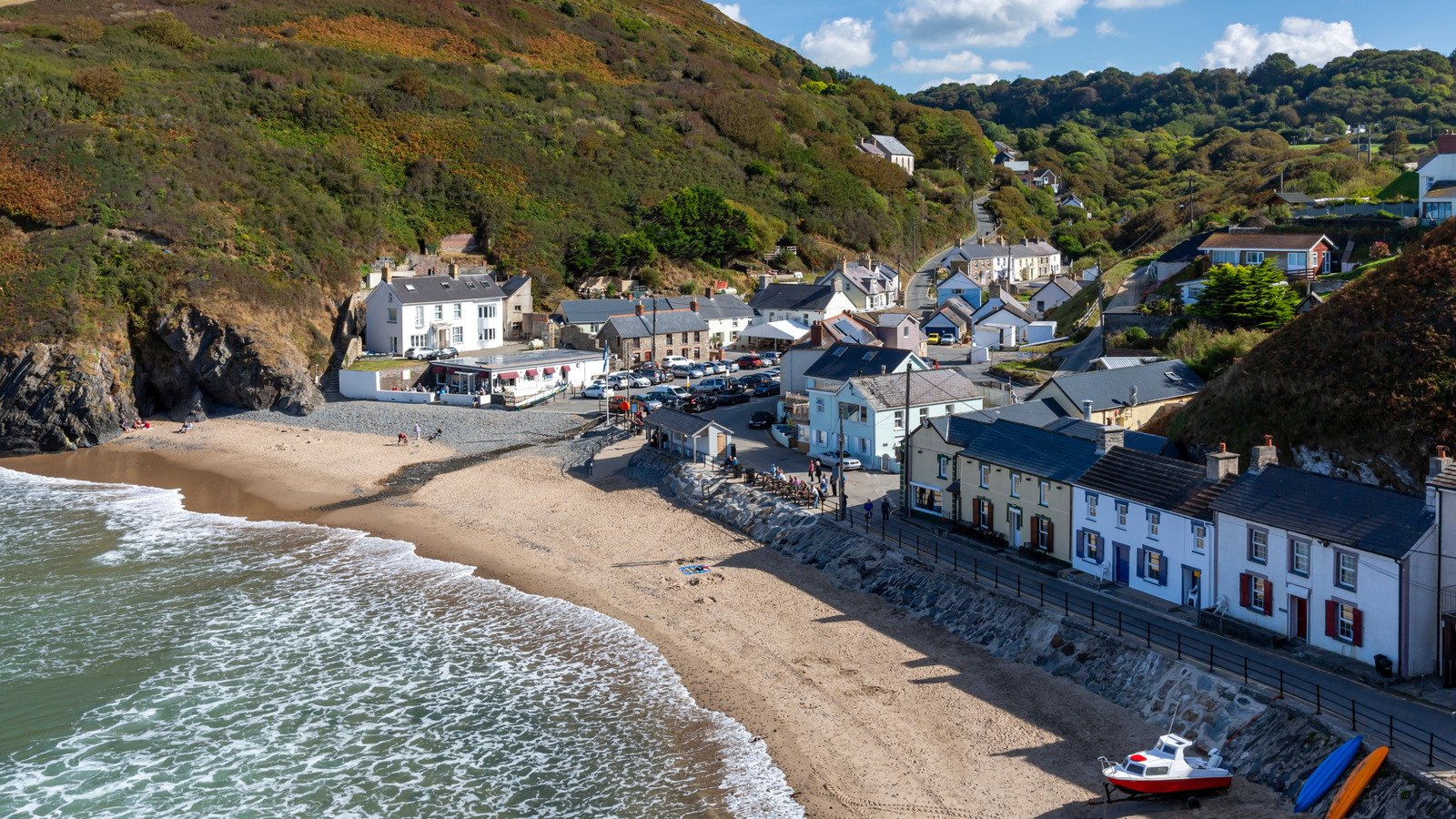 Le village caché sereine du Pays de Galles niché sur la côte escarpée a des cascades, des falaises en bord de mer et une plage secrète