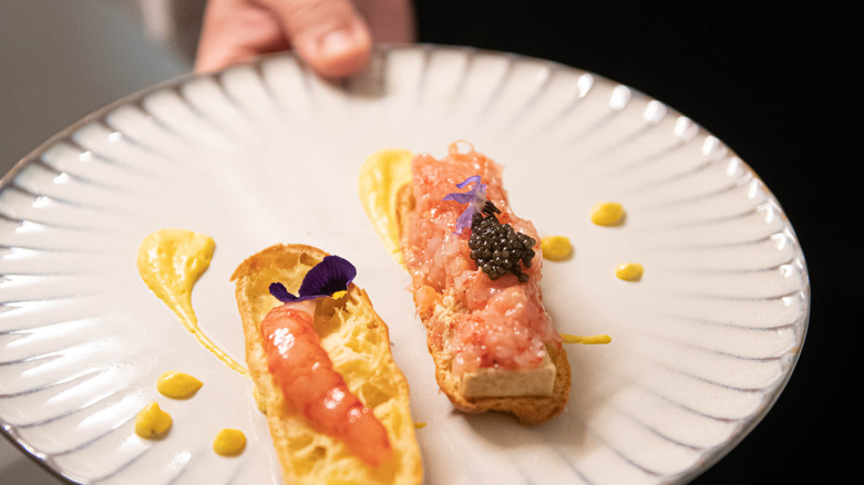 Gros plan d'une assiette de nourriture servie à Artema, le restaurant sur place de Vetera Matera