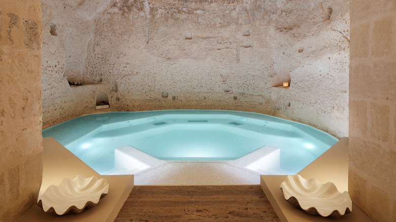 Pool thérapeutique à Elysium, le spa souterrain de Vetera Matera
