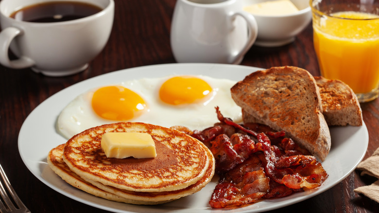 Assiette de petit-déjeuner américaine traditionnelle