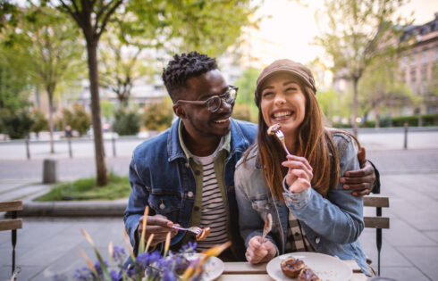 Rick Steves dit que les Européens semblent tous convenir que les Américains font un repas bien mieux qu'ils ne le font