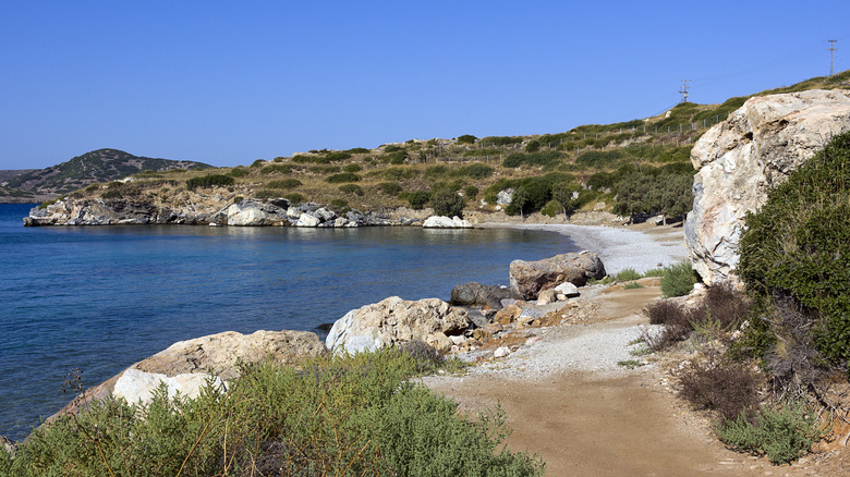 Un chemin le long du rivage de l'île Arki en Grèce