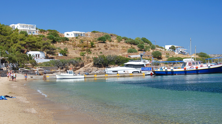 Plage et bateaux amarrés sur l'île Marathi en Grèce