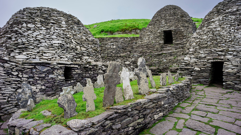 Les Clocháns (espaces de vie en forme de ruche en pierre), les marqueurs du cimetière et d'autres ruines monastiques de l'ancienne colonie sur l'île Skellig Michael dans le comté de Kerry, en Irlande,