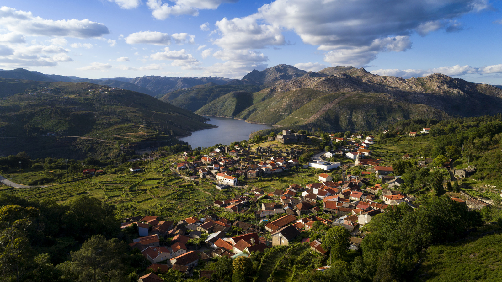 Ce village portugais calme est une évasion riche en histoire remplie d'un ancien château et de traditions intemporelles
