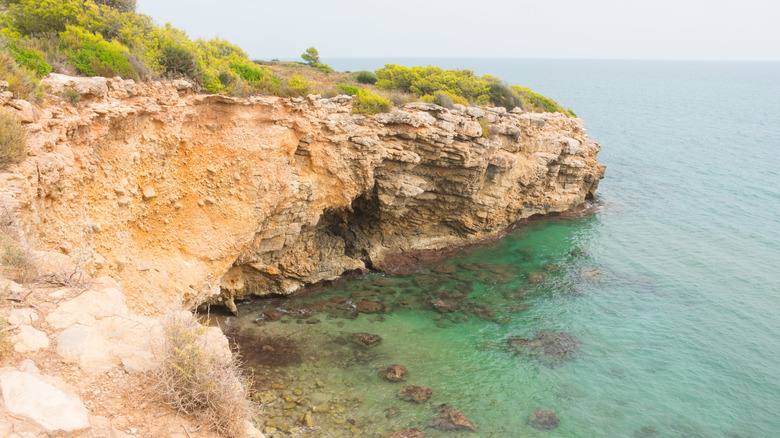 Une crique rocheuse le long de Peñíscola, côte espagnole