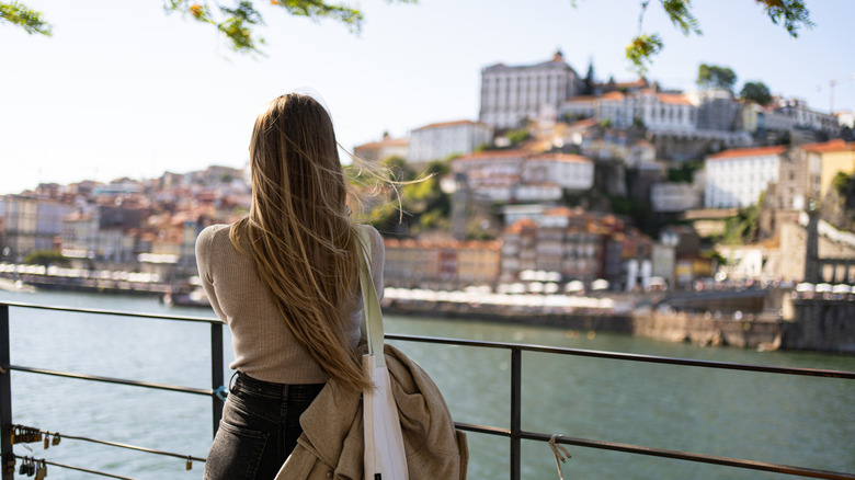 Femme surplombant la rivière Douro à Porto