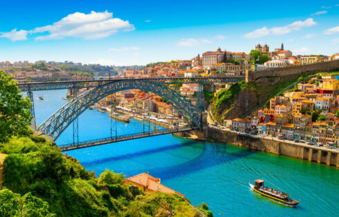 Caché au cœur de Porto se trouve le jardin historique paisible du Portugal avec des paons de pavage et des vues de rivière