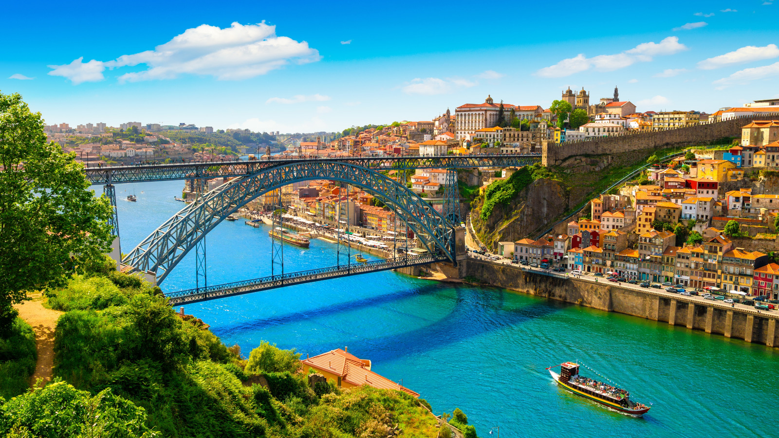 Caché au cœur de Porto se trouve le jardin historique paisible du Portugal avec des paons de pavage et des vues de rivière