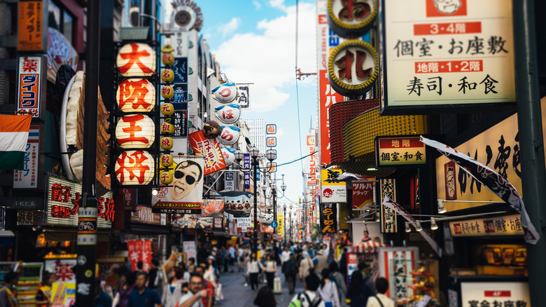 Street animée à Osaka, Japon
