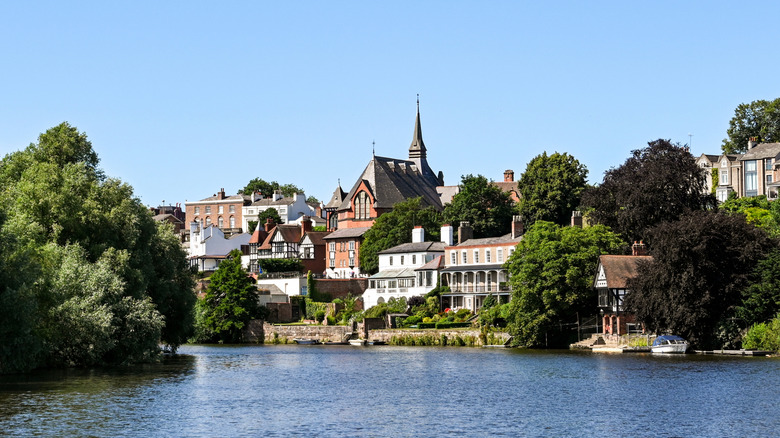 Bâtiments historiques le long d'une rive