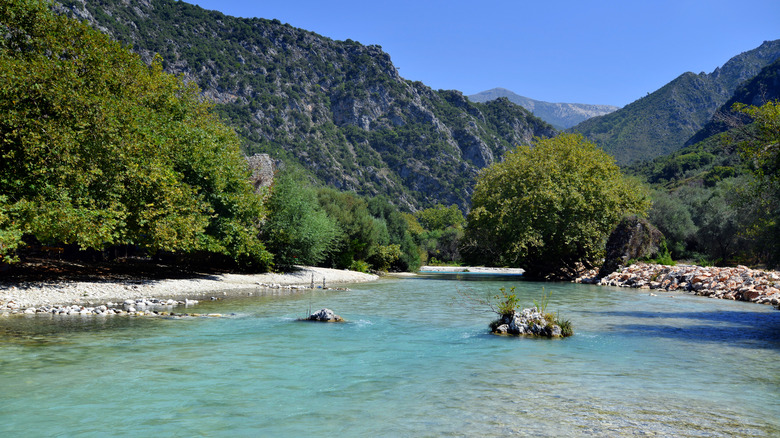 Rivière Acheron et montagnes à Parga