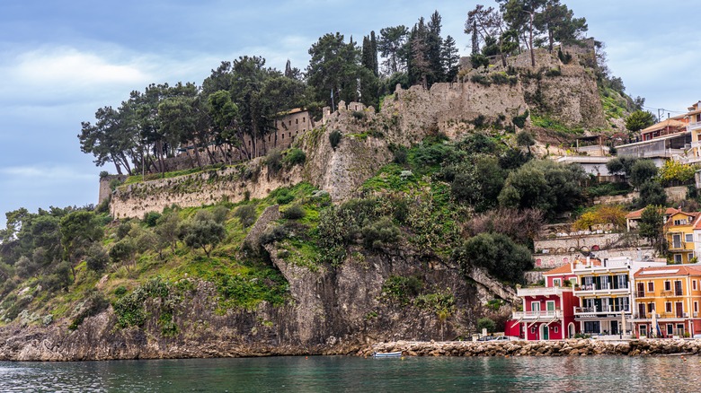 Château vénitien de parga sur l'eau