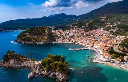 Sandwich entre Athènes et Corfou se trouve une ville grecque côtière où les oliviers, les ruines et les baies turquoise entrent en collision