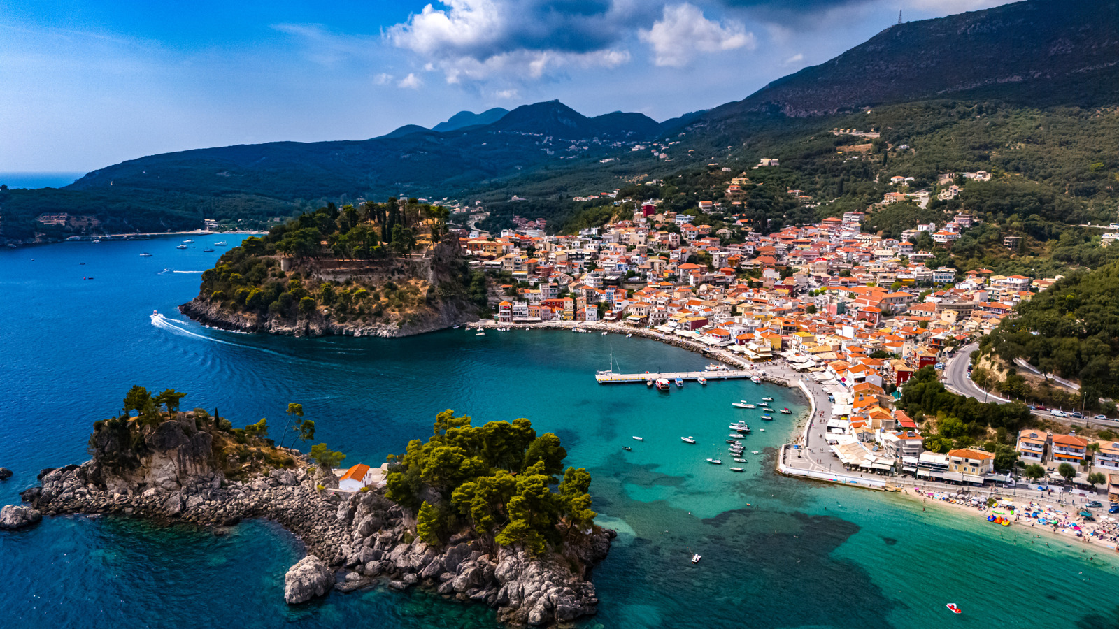 Sandwich entre Athènes et Corfou se trouve une ville grecque côtière où les oliviers, les ruines et les baies turquoise entrent en collision