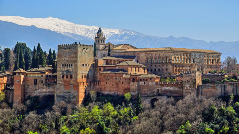 L'Alhambra au sommet d'une colline surplombant la ville espagnole de Grenade