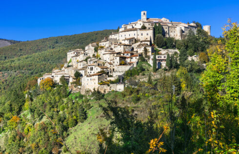 Italie sous-estimée et parfaite `` Village '' 'plane au-dessus du lac panoramique et des vues sur la montagne