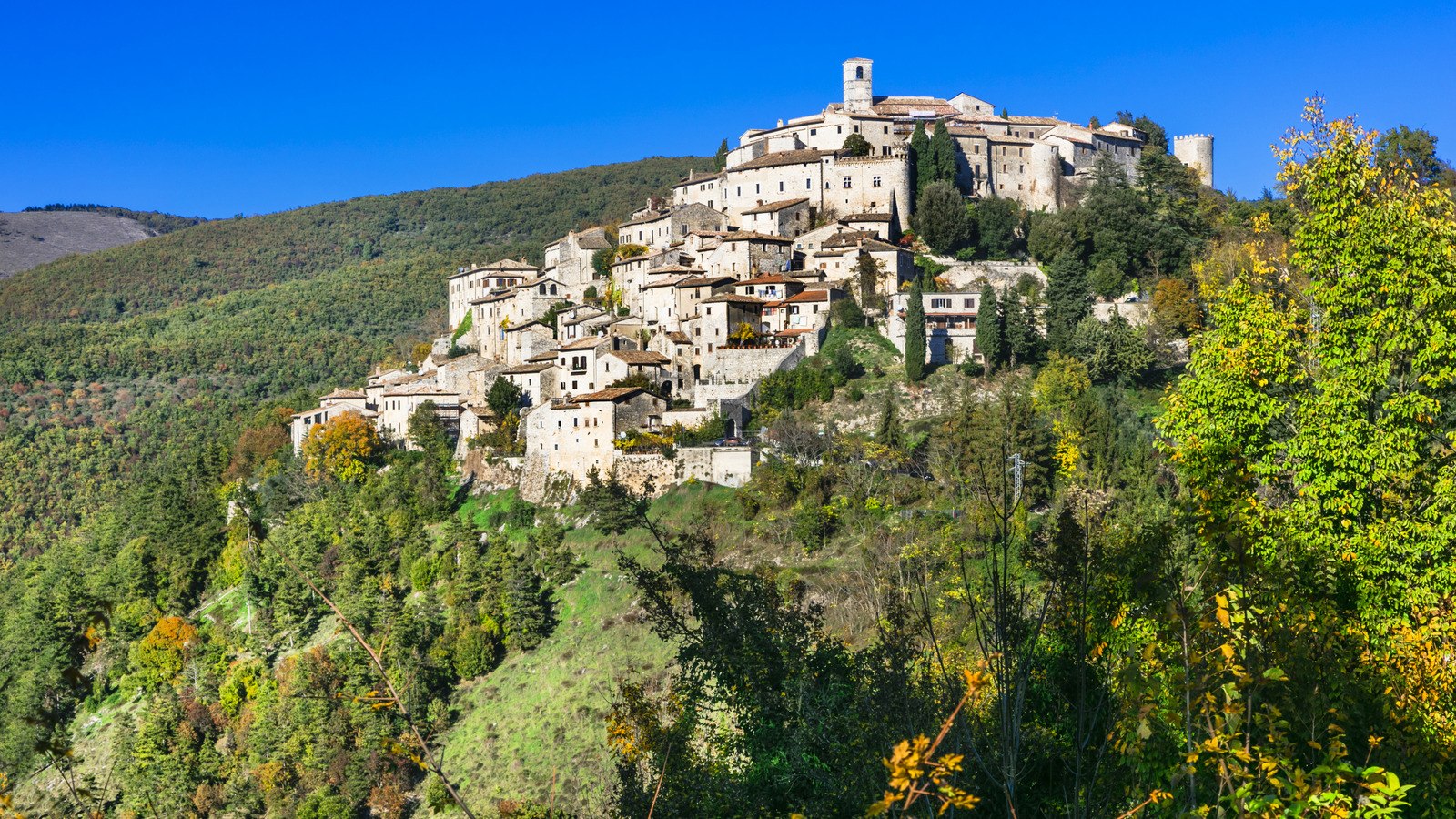 Italie sous-estimée et parfaite `` Village '' 'plane au-dessus du lac panoramique et des vues sur la montagne