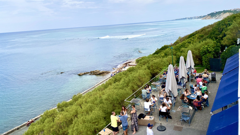 Une terrasse de restaurant surplombant l'océan