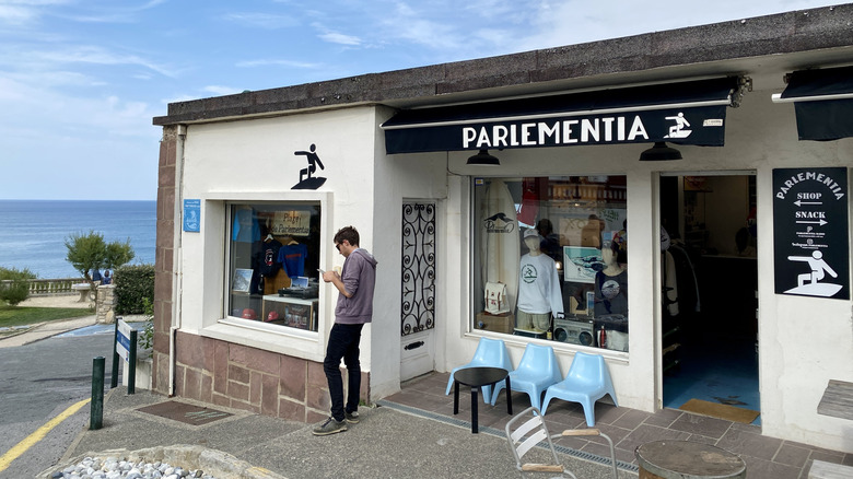 magasin de boutique avec océan en arrière-plan