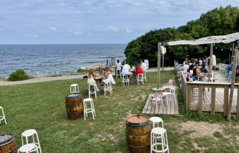 Niché entre Saint-Jean-de-Luz et Biarritz se trouve la ville basque de la France avec des bars en bord de plage et de mignonnes boutiques