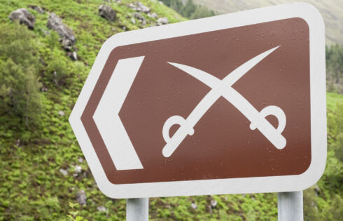 Ce que cela signifie lorsque vous voyez un panneau routier de deux épées croisées au Royaume-Uni