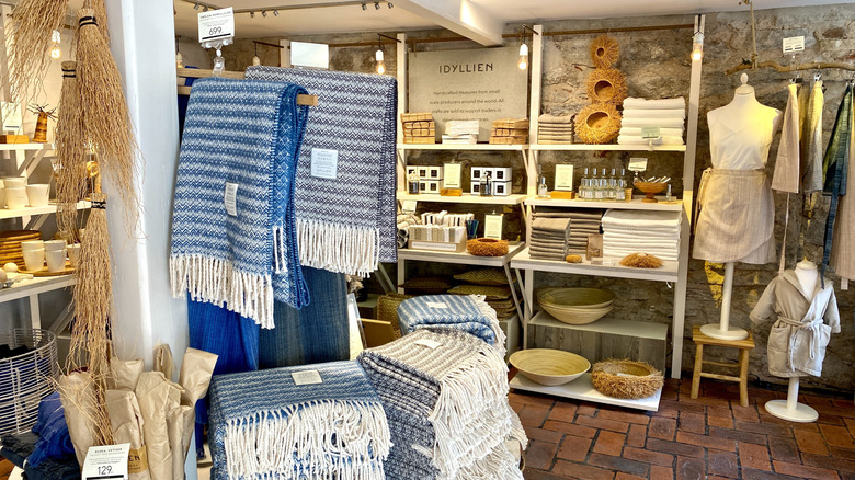 Une boutique avec des marchandises faites à la main en Suède