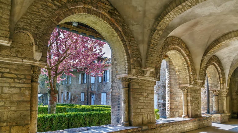 Une vue sur la cour intérieure de l'abbaye de Saint-Philibert de Tournus