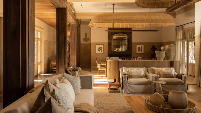 Salon intérieur élégant à Singita Serengeti House