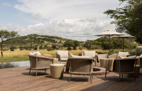 Cette villa de safari à couper le souffle en Tanzanie est livrée avec un court de tennis, une piscine à débordement et des sièges à la ligne avant la nature