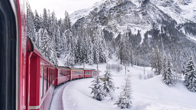 Le Bernina Express s'entraîne dans un paysage enneigé, Suisse