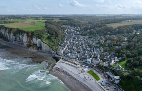 Cette ville française côtière tranquille rivalise avec les falaises d'Etretat emblématiques sans la foule