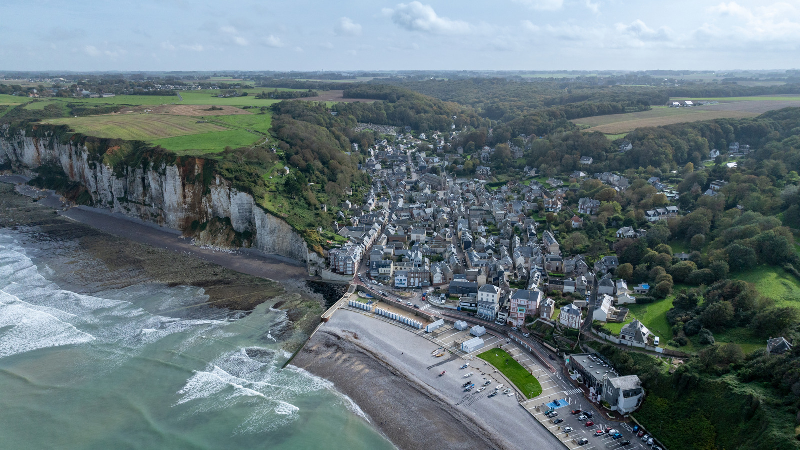 Cette ville française côtière tranquille rivalise avec les falaises d'Etretat emblématiques sans la foule