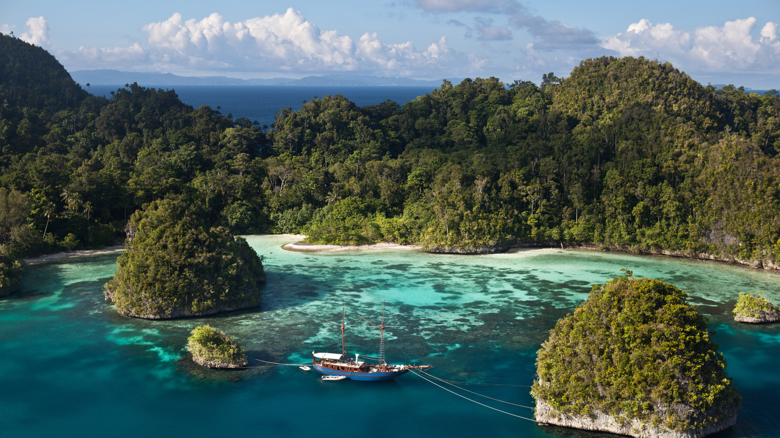 L'une des meilleures destinations de plongée en apnée au monde éblouit avec des mantas majestueuses et des récifs Technicolor