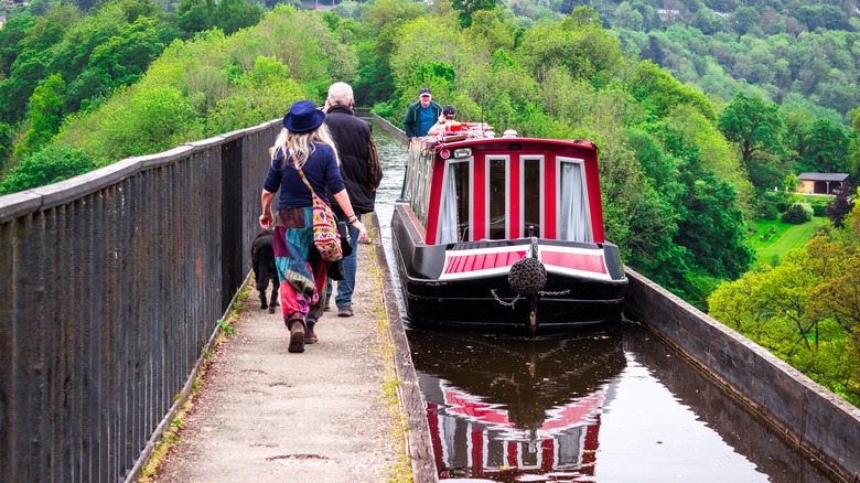 Un bateau étroit traversant l'aqueduc Pontcysyllte